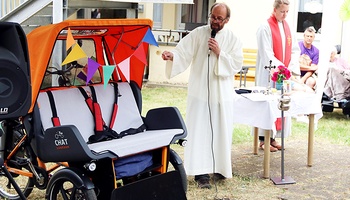 Gemeindereferent Rudi Reinhart und Diakonin Katrin Schiller segneten die Senioren-Rikscha beim Sommerfest des Seniorenzentrums St. Elisabeth in Ebern.