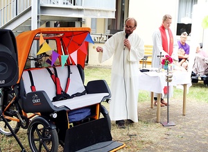 Gemeindereferent Rudi Reinhart und Diakonin Katrin Schiller segneten die Senioren-Rikscha beim Sommerfest des Seniorenzentrums St. Elisabeth in Ebern.